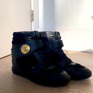 Louis Vuitton
Black high top sneakers